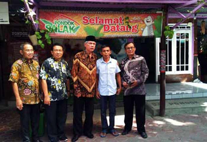 Eko Matkhoiri. Kecil orangnya, besar jalan rezekinya. Bersama Bupati Bojonegoro dan pejabat. foto: istimewa 