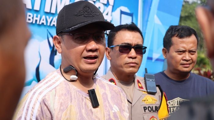 Pj Wali Kota Batu Aries Agung Paewai memberi keterangan pada media di garis finish Tour de Panderman.