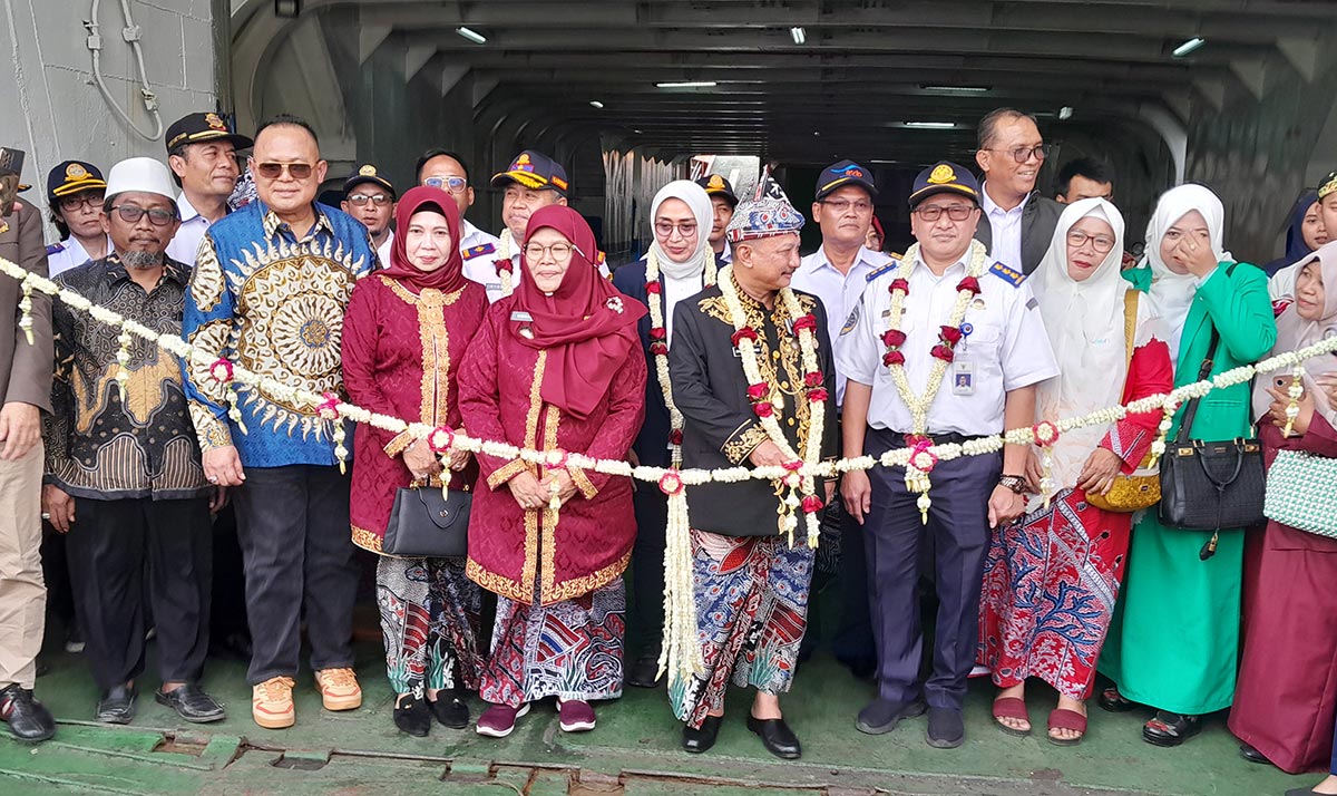 Bupati Karna Suswandi bersama pejabat dari Kementerian Perhubungan, Pemprov Jatim, dan Situbondo, saat memotong pita tanda dilaunchingnya pelayaran perdana lintas Pelabuhan Jangkar Situbondo ke Lembar, NTB. Foto: SYAIFUL BAHRI/ BANGSAONLINE