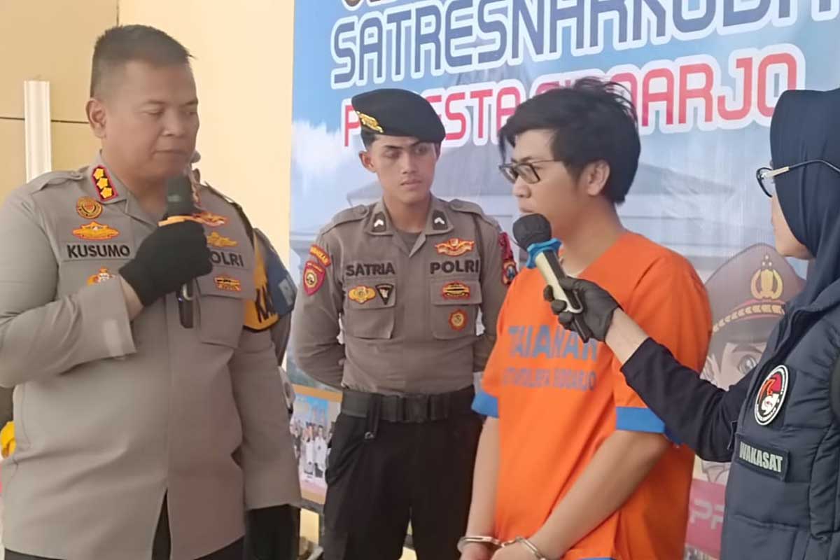 Kapolresta Sidoarjo, Kombes Pol Kusumo Wahyu Bintoro saat bertanya kepada pelaku saat pers rilis di mapolres setempat, Selasa (31/10/2023).