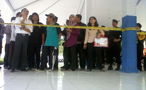 TURUN KE LUMAJANG: Tim Komnas HAM saat berada di Balai Desa Selok Awar-Awar, Kecamatan Pasirian, Kabupaten Lumajang, kemarin (5/10). Foto detik