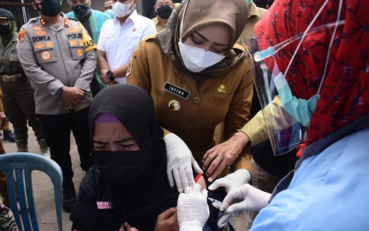 200 Pedagang Pasar Legi Mojosari Divaksin Covid-19