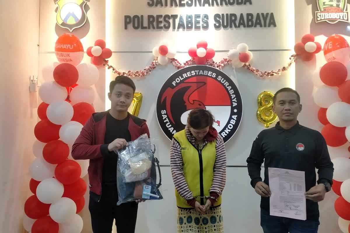 IS saat ditangkap Satnarkoba Polrestabes Surabaya, karena kepemilikan narkoba.
