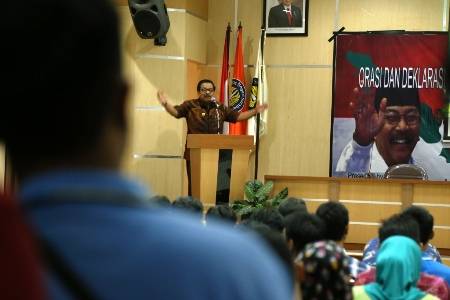gub jatim pakde karwo hadiri orasi dan deklarasi pemilu damai 2014 serta silaturahmi BEM nusantara wil Jatim di kampus unesa ketintang. foto:nisa/BANGSAONLINE 