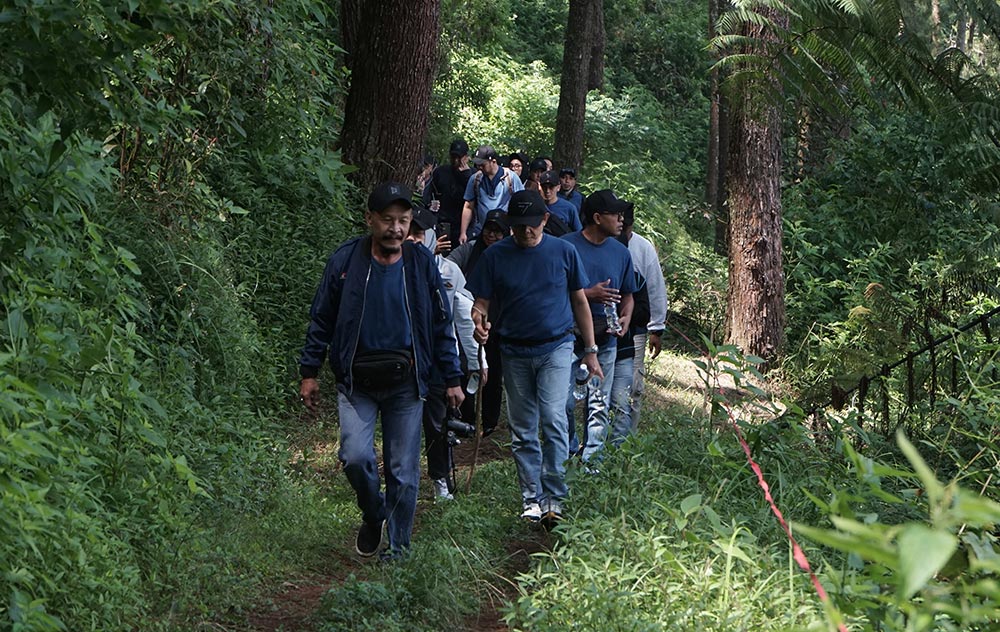 Para peserta Lokakarya Media 2025 - SKK Migas KKKS Jabanusa saat mengikuti jelajah alam di Kopeng Treetop Adventure Park, di Kecamatan Getasan, Kabupaten Semarang.