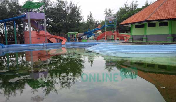 SEPI: Obyek wisata berupa kolam renang sepi pengunjung karena kurang terawat. Tampak banyak tumbuhan lumut  di sekitar kolam. foto: suwandi/ BANGSAONLINE