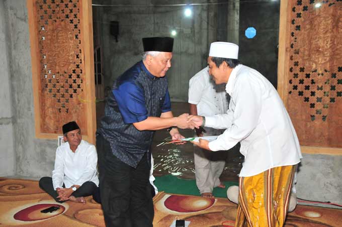 Dirut PG Nugroho Chrisitjanto (kiri) bersama Ketua Takmir Masjid Karomah Lumpur Ustad Abdullah Hamim, Selasa 22 Mei. foto: ist