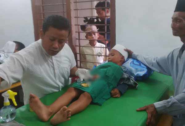 Salah seorang bocah yang sedang dikhitan. (haris/BANGSAONLINE)