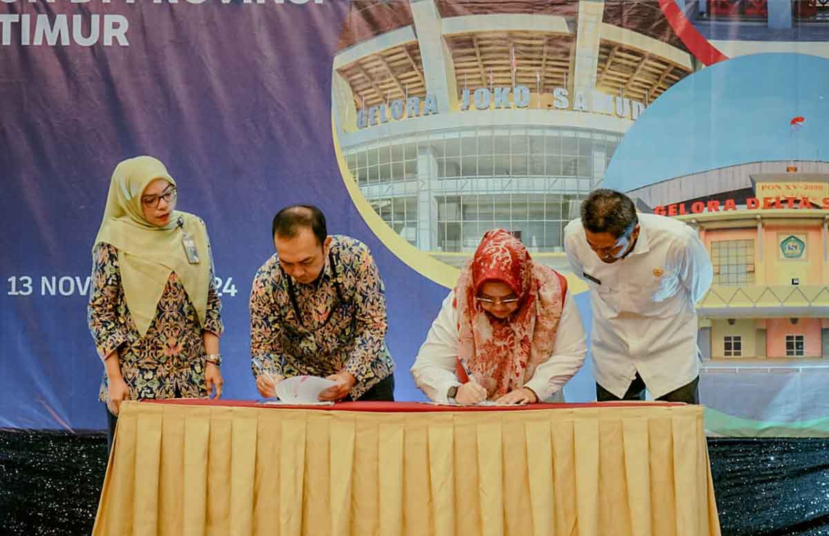 Plt Bupati Gresik, Aminatun Habibah (dua dari kanan), saat teken berita acara serah terima pengelolaan sementara pekerjaan rehabilitasi dan renovasi Stadion Gelora Joko Samudro. Foto: Ist