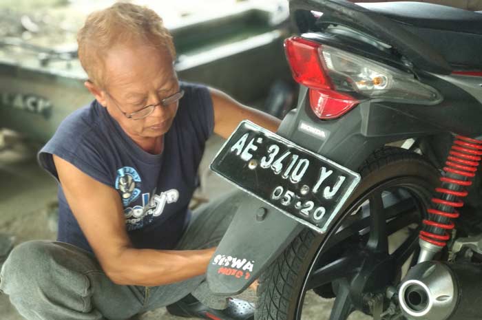 Jumeno, sudah berpuluh tahun menekuni usaha bengkel tambal ban. foto: Yuniardi/ BANGSAONLINE