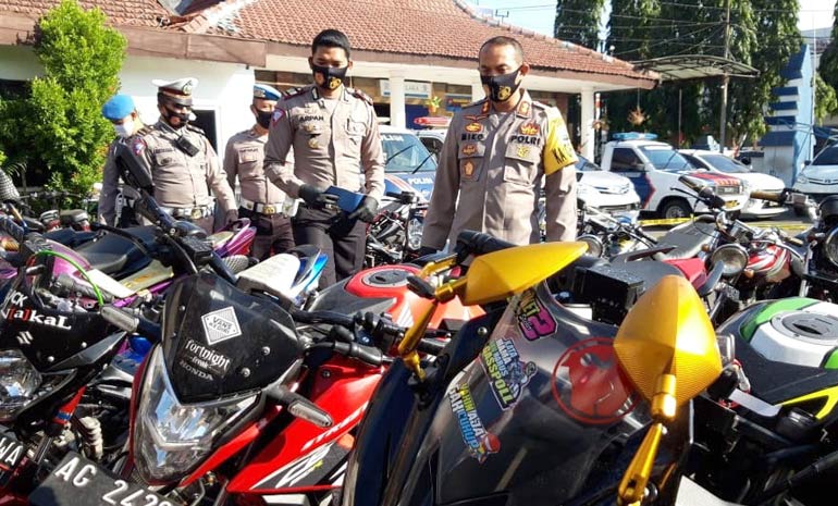 Kapolres Kediri Kota, AKBP Miko Indrayana didampingi oleh Kasatlantas AKP Arpan saat mengecek kendaraan yang disita saat Operasi Patuh Semeru 2020. foto: MUJI HARJITA/ BANGSAONLINE