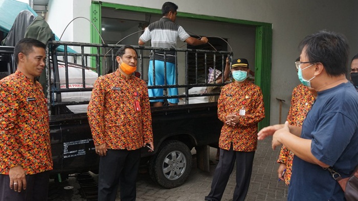 Edy Rasidy, Sekda Sumenep, didampingi Kepala Dinas Perindustrian dan Perdagangan, Agus Dwi Saputra, dan Kepala Bagian Perekonomian Ach. Laili Maulidy. melakukan pemantauan sejumlah distributor sembako di Pasar Anom Sumenep.