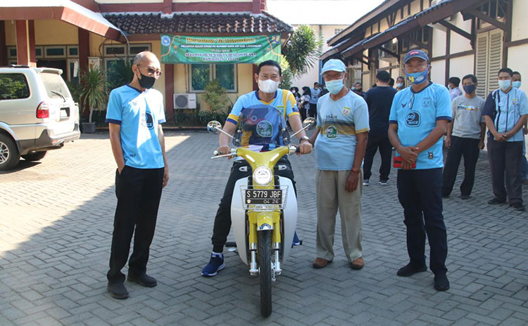 Bupati Yuhronur Efendi saat berkunjung ke dinas perkim menggunakan jersey Persela. (foto: ist)
