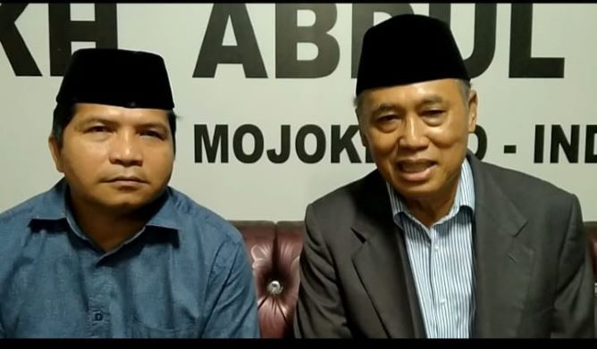 Dr KH Asad Said Ali didampingin Ketua PWNU Aceh Teungku Faisal Ali saat menyampaikan kesediaan dicalonkan sebagai Ketua Umum PBNU di Institut KH Abdul Chalim, Pacet, Mojoketo, Jawa Timur, Senin (13/11/2021) malam. Foto: MMA/ BANGSAONLINE.com