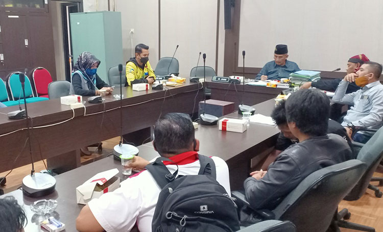 Belasan orang dari Ormas Gaib Perjuangan dan L-KPK mendatangi Komisi III DPRD Kabupaten Pasuruan, Kamis (25/3/2021). (foto: ist)