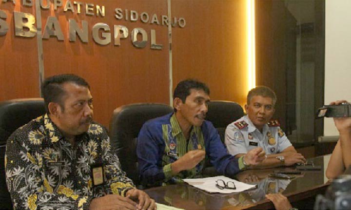 Suasana serah terima pengsungi asing dan penandatanganan berita acara oleh Kepala Divisi Keimigrasian Kemenkumham Jatim, Kepala Bakesbangpol Sidoarjo dan Karudenim Surabaya.