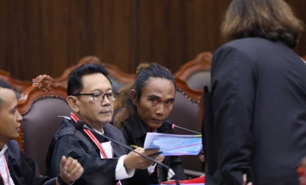 M. Irfan Choirie dan M. Ali Candi saat sidang di MK. Foto: Ist.