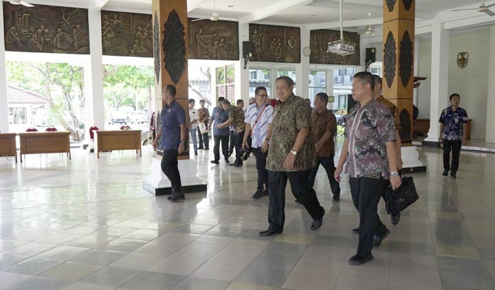 Susilo Bambang Yudhoyono (SBY) tiba di Pendopo Pemkab Pacitan usai menghadiri groundbreaking pembangunan museum dan galeri seni SBY-ANI.