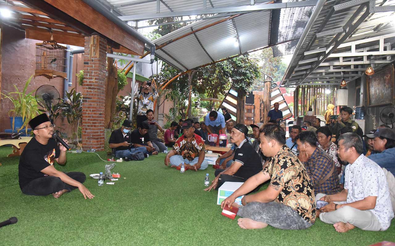 Bupati Ahmad Muhdlor bertemu pendemo buang sampah, di kantor DLHK Sidoarjo, Selasa (26/12/2023) petang. Foto: Ist.