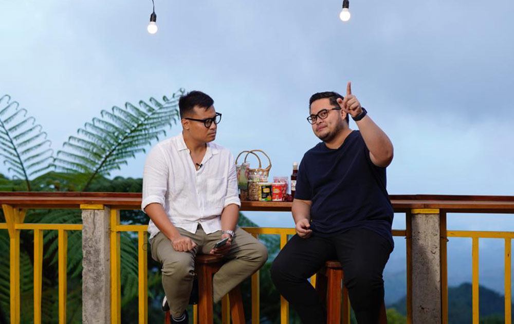 Bupati Kediri Hanindhito Himawan Pramana (kanan) dalam podcast Asumsi Distrik bersama Pangeran Siahaan. foto: ist.