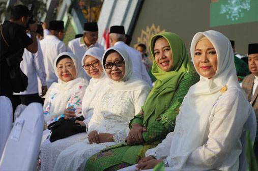 Wali Kota Mojokerto Ika Puspitasari (baju hijau) bersama kepala daerah lainnya saat hadir pada acara 1 Abad NU di GOR Delta, kemarin.