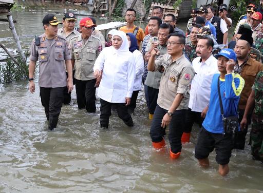 Gubernur Jawa Timur Khofifah Indar Parawansa saat meninjau langsung daerah terdampak banjir luapan Kali Lamong di Kab. Mojokerto dan Kab. Gresik, pada Rabu (8/1) sore. Foto: bangsaonline.com