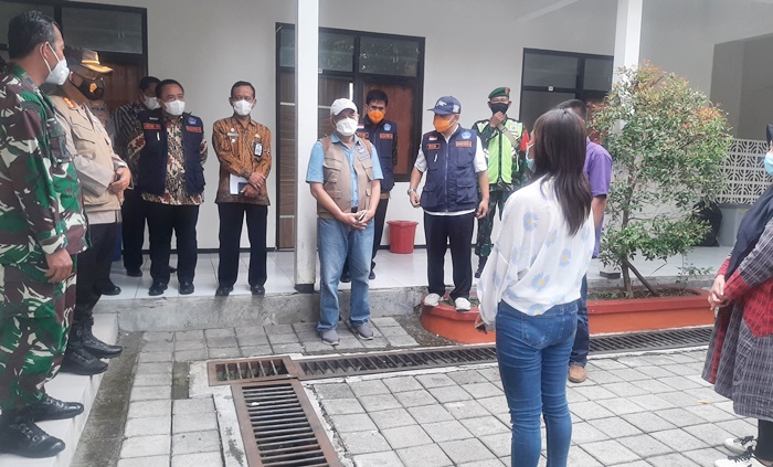 Tim Satgas Covid-19 Nasional melakukan tanya jawab dengan pekerja migran yang sedang diisolasi di Posko Shelter Pekerja Migran.
