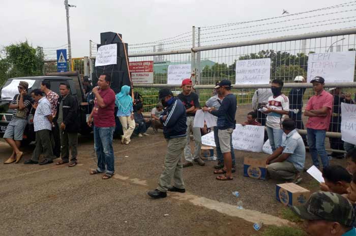 Tak Dipekerjakan, Warga Ring 1 Gembok Gerbang PT TPPI Tuban