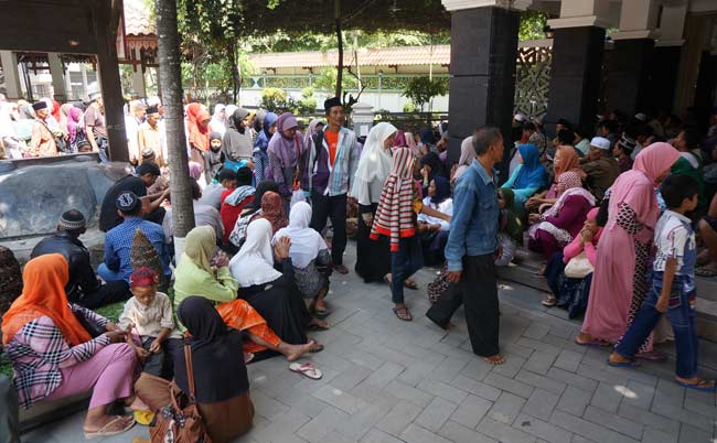 Suasana makam Gus Dur di Pondok Pesantren Tebuireng, Sabtu (28/5). foto: rony suhartomo/ BANGSAONLINE
