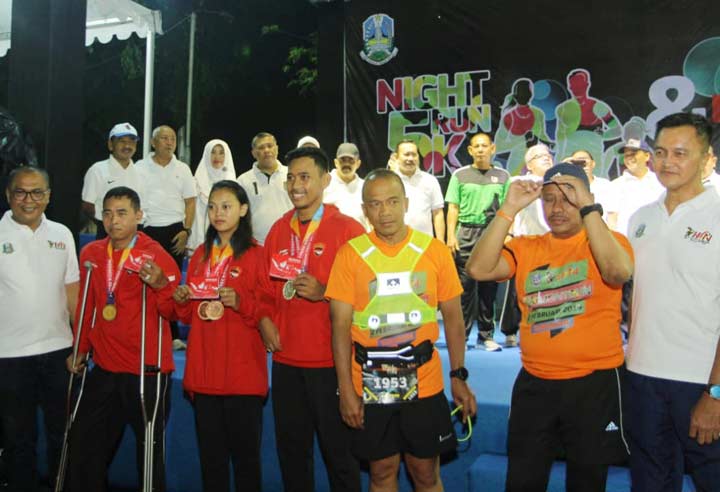 Pemberian penghargaan bagi atlet difabel.
