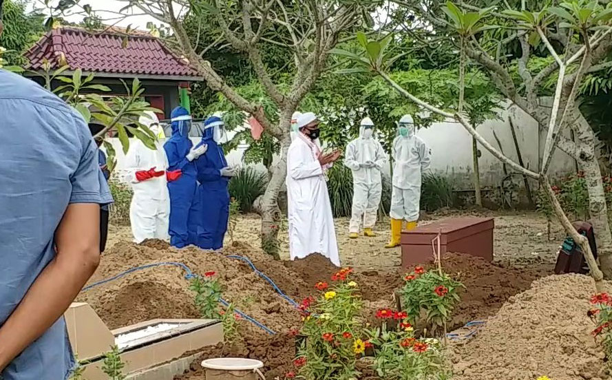 Jenazah HK saat disalati sebelum dikuburkan di Pemakaman Mlajah, Jum