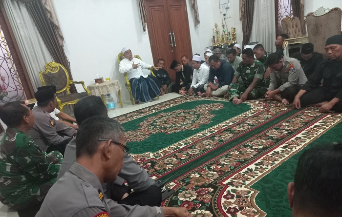 Kiai Asep sedang memimpin istighotsah untuk keselamatan dan kesejahteraan bangsa bersama ulama, TNI, dan Polri di Ruangan Serbaguna Ponpes Amanatul Ummah.