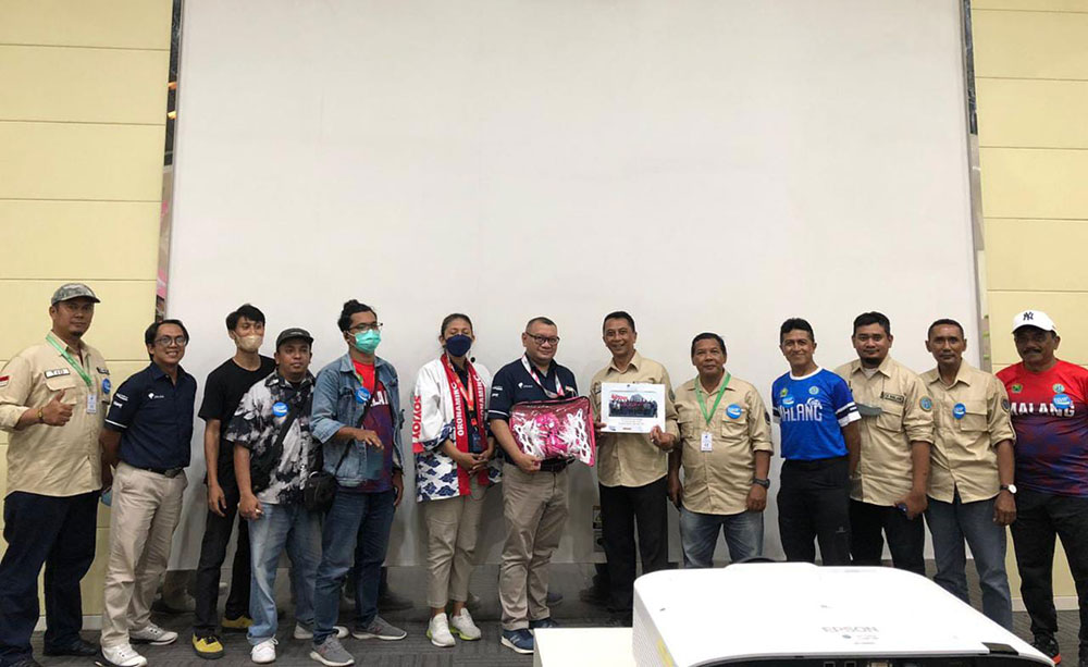 Jajaran Pengurus Perserosi Kota Malang foto bersama Glen Noya, Corporate Commnication PT Amerta Indah Otsuka.