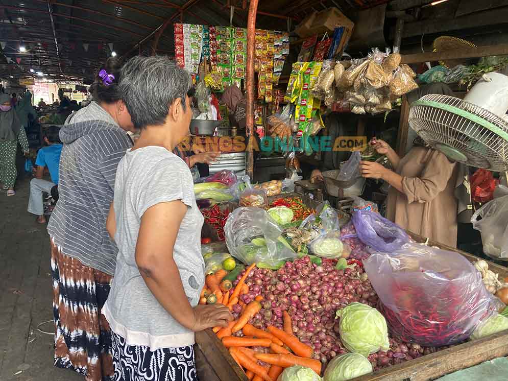 Simak fluktuasi harga sembako di Lumajang hari ini. Foto: Sulthon/Bangsaonline.