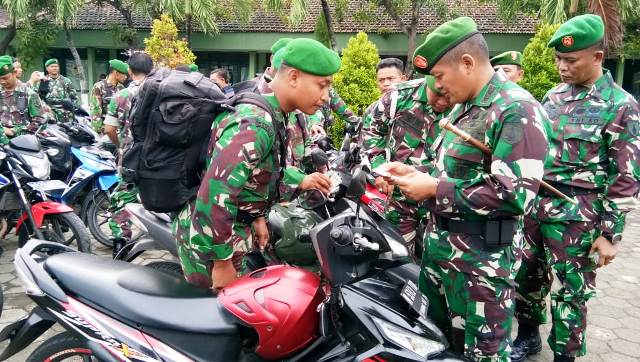 Dalam sidak tersebut anggota Staf Intel bersama dengan Subdenpom V/2-3 Lamongan dan Provos melakukan pemeriksaan kendaraan meliputi kondisi fisik kendaraan.