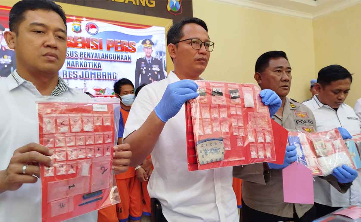 Kasatresnarkoba Polres Jombang, AKP Ahmad Yani, saat ungkap kasus narkoba berupa sabu seberat 131 gram.