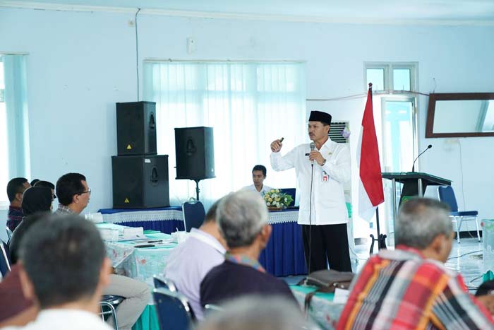 Sekda Kota Madiun Maidi saat Sosialisasi Peningkatan Peran Komite Sekolah Dalam Meningkatkan Mutu Pendidikan di Sekolah di gedung pertemuan Kecamatan Kartoharjo, Rabu (13/12).