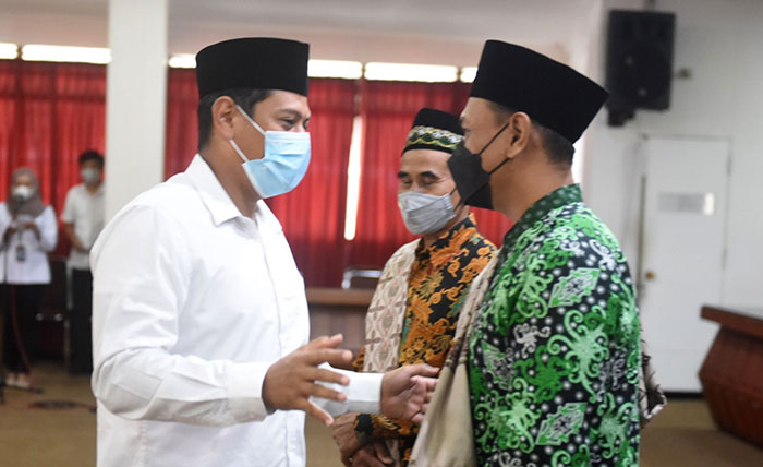 Wali Kota Kediri, Abdullah Abu Bakar (kiri), saat berbincang dengan salah satu CJH dari wilayahnya. Foto: Ist