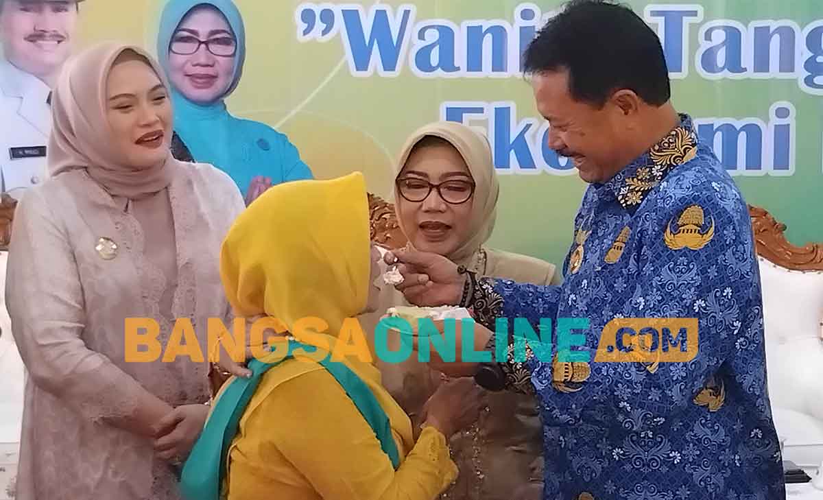 Wali Kota Madiun, Maidi, saat menyuapi peserta tertua. Foto: HENDRO SUHARTONO/BANGSAONLINE