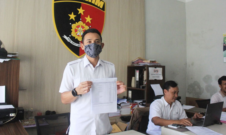 Petugas Satreskrim Polres Kediri, saat menunjukan bukti dugaan penipuan yang dilakukan SH. (foto: ist.)