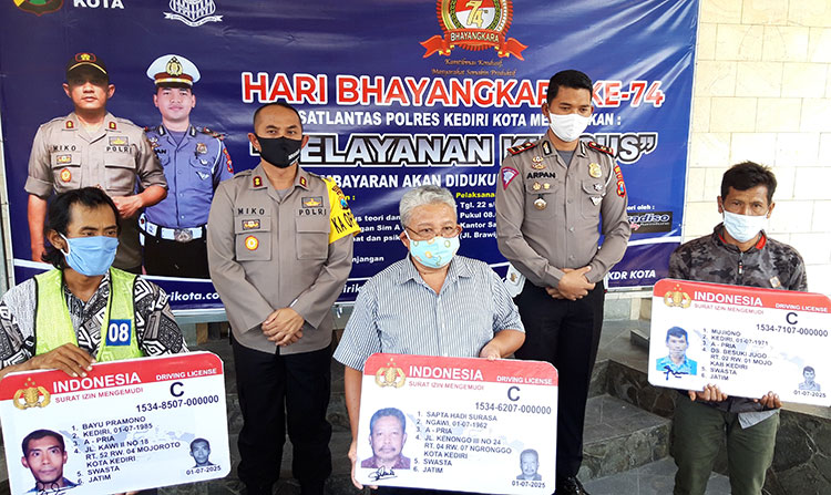 Kapolres Kediri Kota, AKBP Miko Indrayana didamping Kasatlantas Iptu Arpan saat bersama penerima SIM gratis. (foto: MUJI/ BANGSAONLINE)