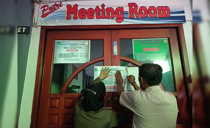 Petugas saat menyegel karaoke tak berizin di Pamekasan.