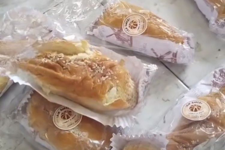 Tangkapan layar video viral yang memperlihatkan roti dalam kondisi berjamur diduga menu MBG di Sumenep