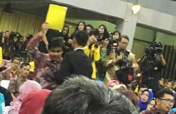 Usai pidato, Presiden Jokowi diacungi kartu kuning oleh Ketua BEM UI, Jumat, 2 Februari 2018.