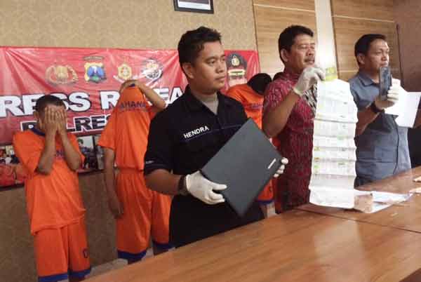 Kelima tersangka saat diamankan di Mapolres Kediri. foto: dendi martoni/BANGSAONLINE