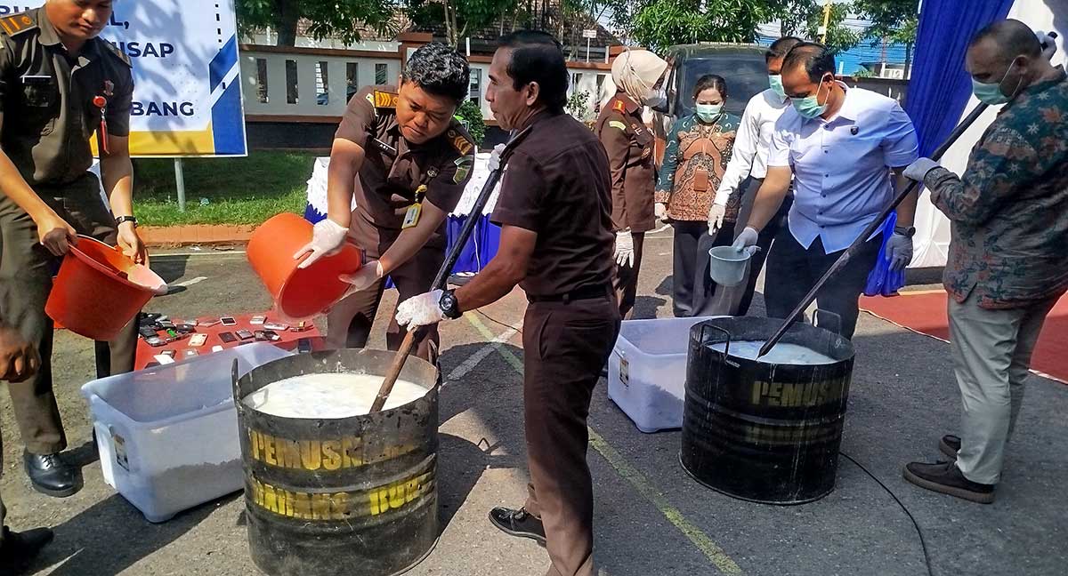 Pemusnahan barang bukti yang dilakukan Kejari Jombang.