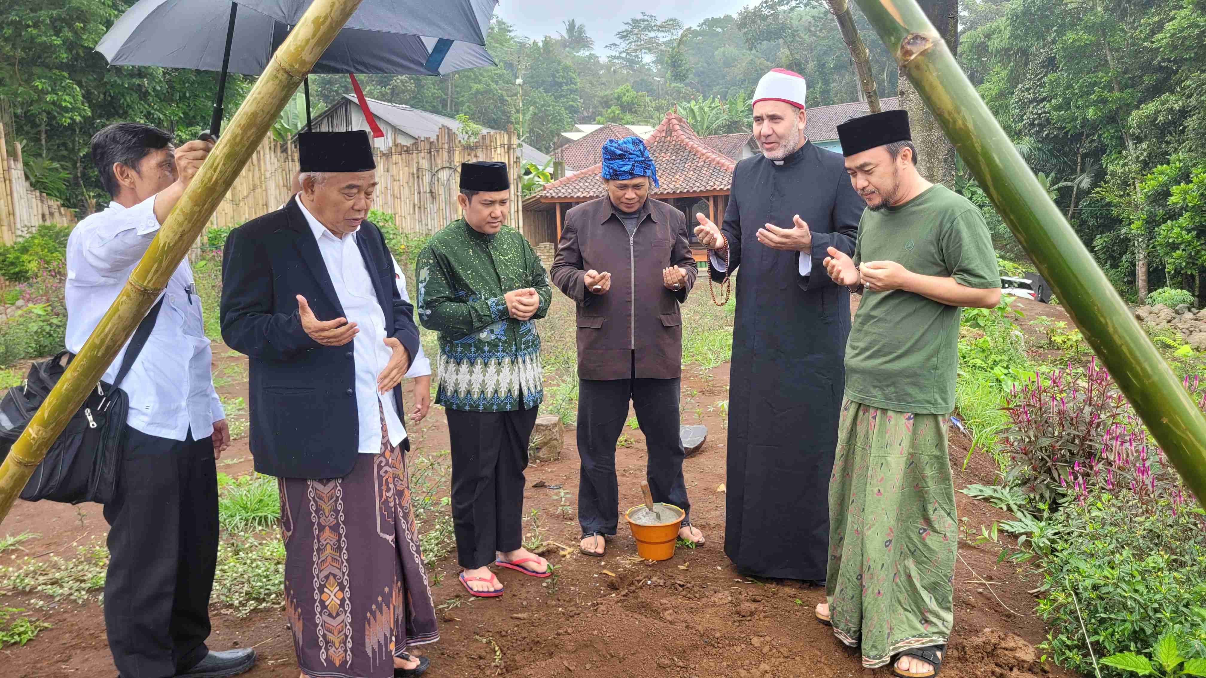 Prof Dr KH Asep Saifuddin Chalim, MA, Syaikh Ahmad Muhammad Mabruk dan Deni Ramdani Sugara saat peletakan batu pertama pembangunan pondok pesantren di Tasikmalaya Jawa Barat, Jumat (28/11/2025). Foto: MMA/bangsaonline