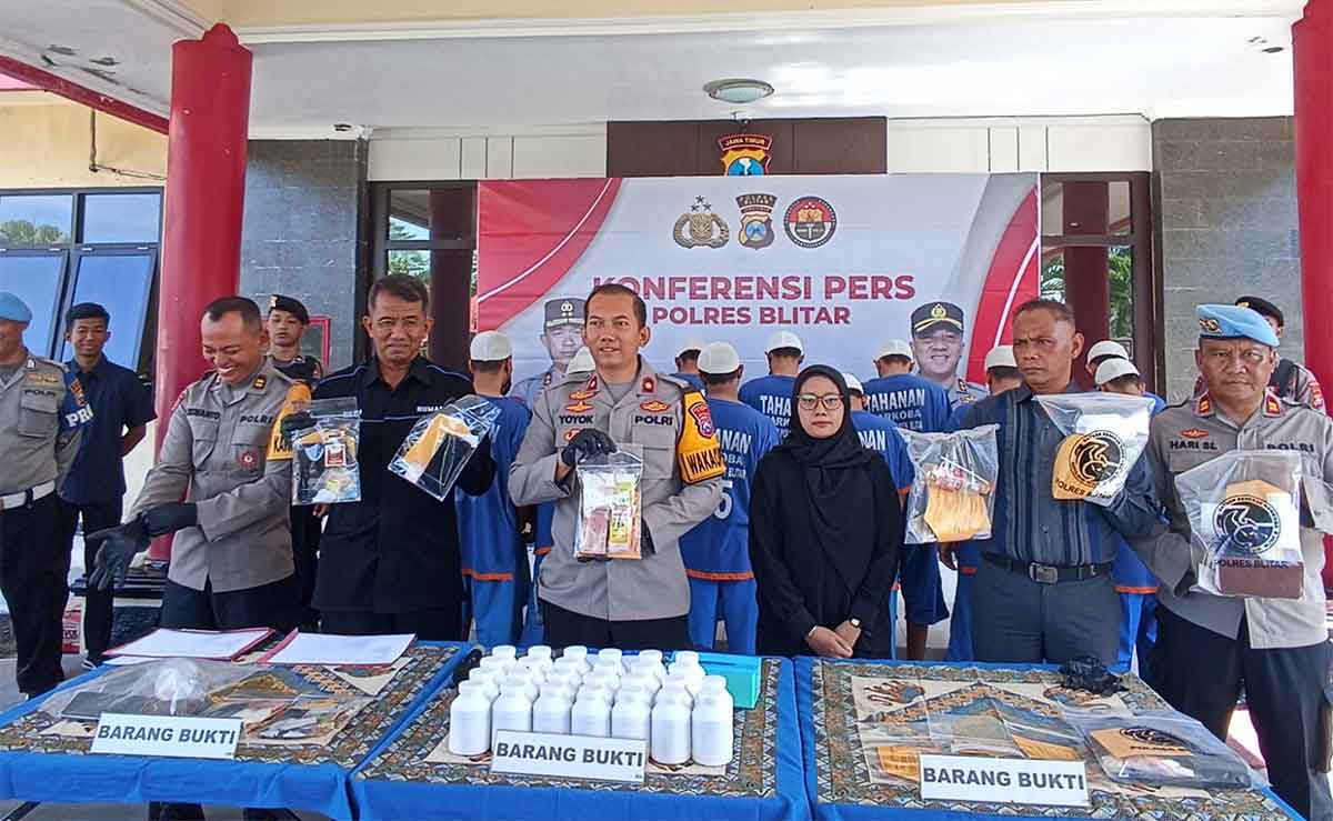 Wakapolres Blitar Kota, Kompol Yoyok Dwi Purnomo, saat konferensi pers ungkap kasus narkoba.