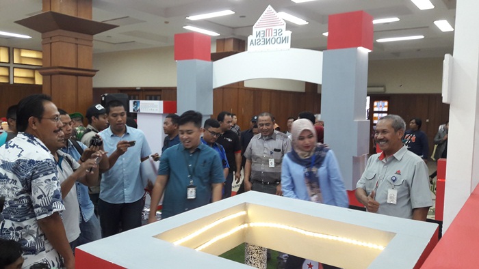 SCV ICT dan Pengadaan Strategis Semen Indonesia Prasetyo Utomo, saat tinjau stan Semen Indonesia Expo 2017. Foto: SYUHUD ALMANFALUTY/BANGSAONLINE