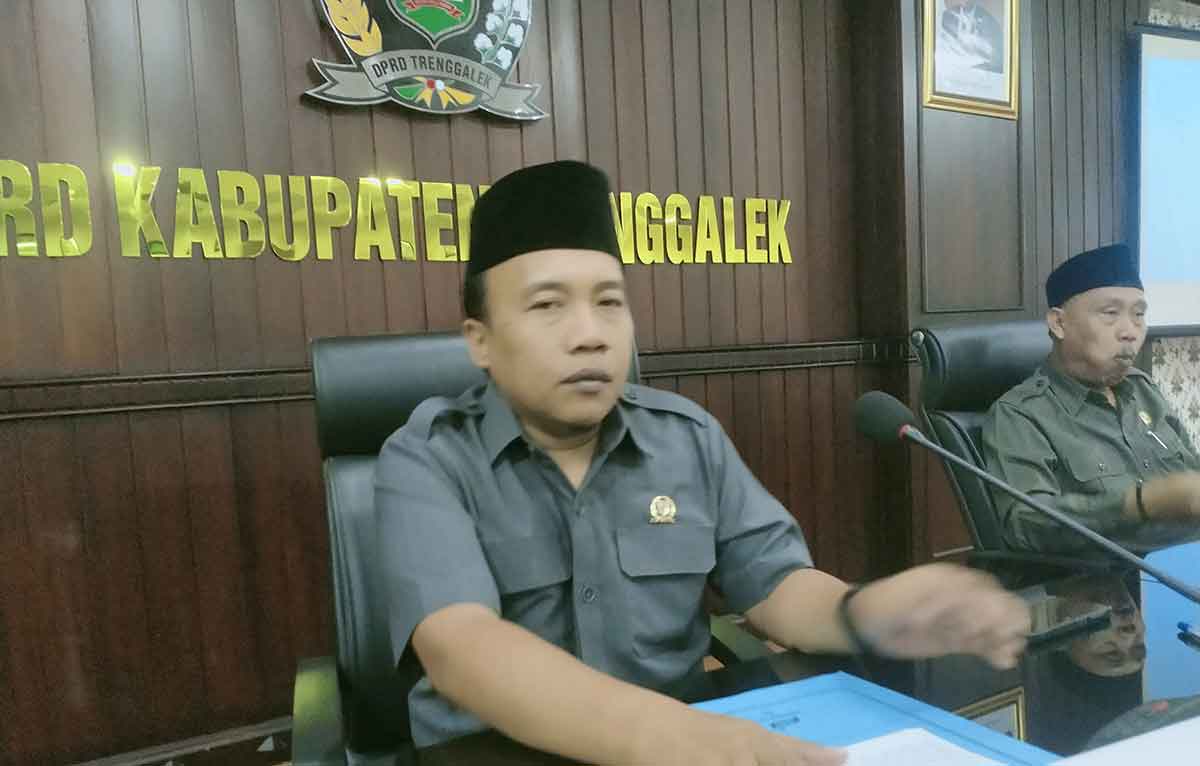 Doding Rachmadi (kiri) saat berada di Gedung DPRD Trenggalek.